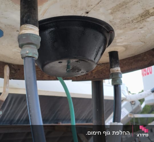 חלק תחתון של דוד שמש עם צינורות מחוברים
